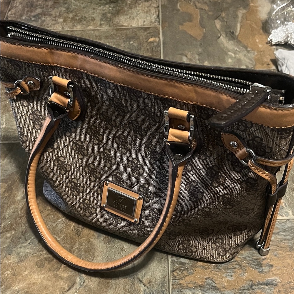 GUESS LOGO SATCHEL - Picture 6 of 6